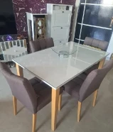 طاوله طعام مع 4 كراسي للبيع بحاله ممتازه
