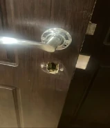 نجار وصيانة الاقفال ومفاتيح وتركيب يدات وسلندرات خشب والامنيوم وفتح الباب المقفول وتعليق الوحات