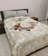 سرير بحالة ممتازة اخو الجديد مع ماترس طبية،وكومودينة + وحدة ارفف