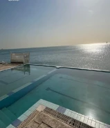 عشاق البحر والخصوصية والبحر .شقق للايجار بمنتجع سكنى راقى بالمنقف على البحر مباشرة