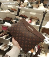 يد Louis Vuitton
