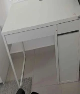 مكتب دراسى نظيف يحتوى على ادراج