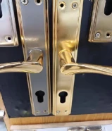 نجار وصيانة الاقفال ومفاتيح وتركيب يدات وسلندرات خشب والامنيوم وفتح الباب المقفول وتعليق الوحات