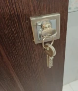 نجار وصيانة الاقفال ومفاتيح وتركيب يدات وسلندرات خشب والامنيوم وفتح الباب المقفول وتعليق الوحات