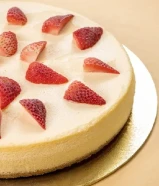 تشيز كيك فراولة وتيراميسو فريش – طعم فاخر يكفي 10-12 شخص