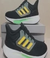 حذاء رياضي جديد من اديداس واصلي بالكرتون