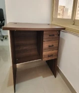 للبيع طاولة مكتب لون بني مقاس 140 سم في 75 سم، شبه جديدة خالية من الخدوش أو أي عيب