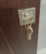 نجار وصيانة الاقفال ومفاتيح وتركيب يدات وسلندرات خشب والامنيوم وفتح الباب المقفول وتعليق الوحات