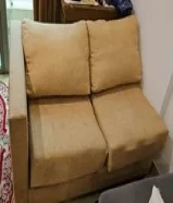 كنبه وكمدينو و2 طاولة و2 كرسي خشبي مع تنجيد