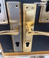 نجار وصيانة الاقفال ومفاتيح وتركيب يدات وسلندرات خشب والامنيوم وفتح الباب المقفول وتعليق الوحات