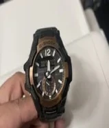 ساعه جي شوك ذهبي تنشحن عالشمس والباتري واي اضاءه