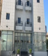للايجار شقه غرفه وصاله وحمام ومطبخ مجهز للايجار بنايه جديده مفروش وغير مفروش بموقع متميز بمنطقه حول