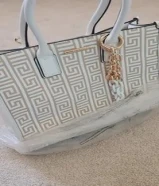 حقيبة بيضا لون ابيض جديدة وشيك غير مستعملة ابدا