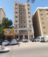 للايجار دور تجاري بالمنقف يتكون من 4 شقق شارع رئيسي مقابل سوق العزيزية