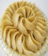 من قلب التقاليد المغربية: مختارات فاخرة من حلويات اللوز المحشوة بحب وذوق