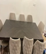 طاولة طعام 8 كراسي مع بيرو من صفاة هوم شبه جديدة سعرها الشراء 700 دك للبيع بداعي السفر 150 دك