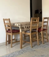طاوله طعام مع اربعه كراسي بحاله جيده
